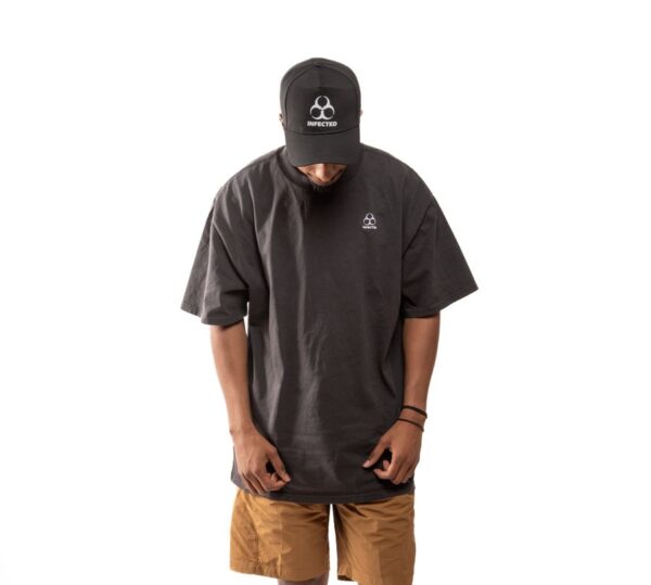Camiseta Iron Cathedral — Black Mass — foto demo de Pexels