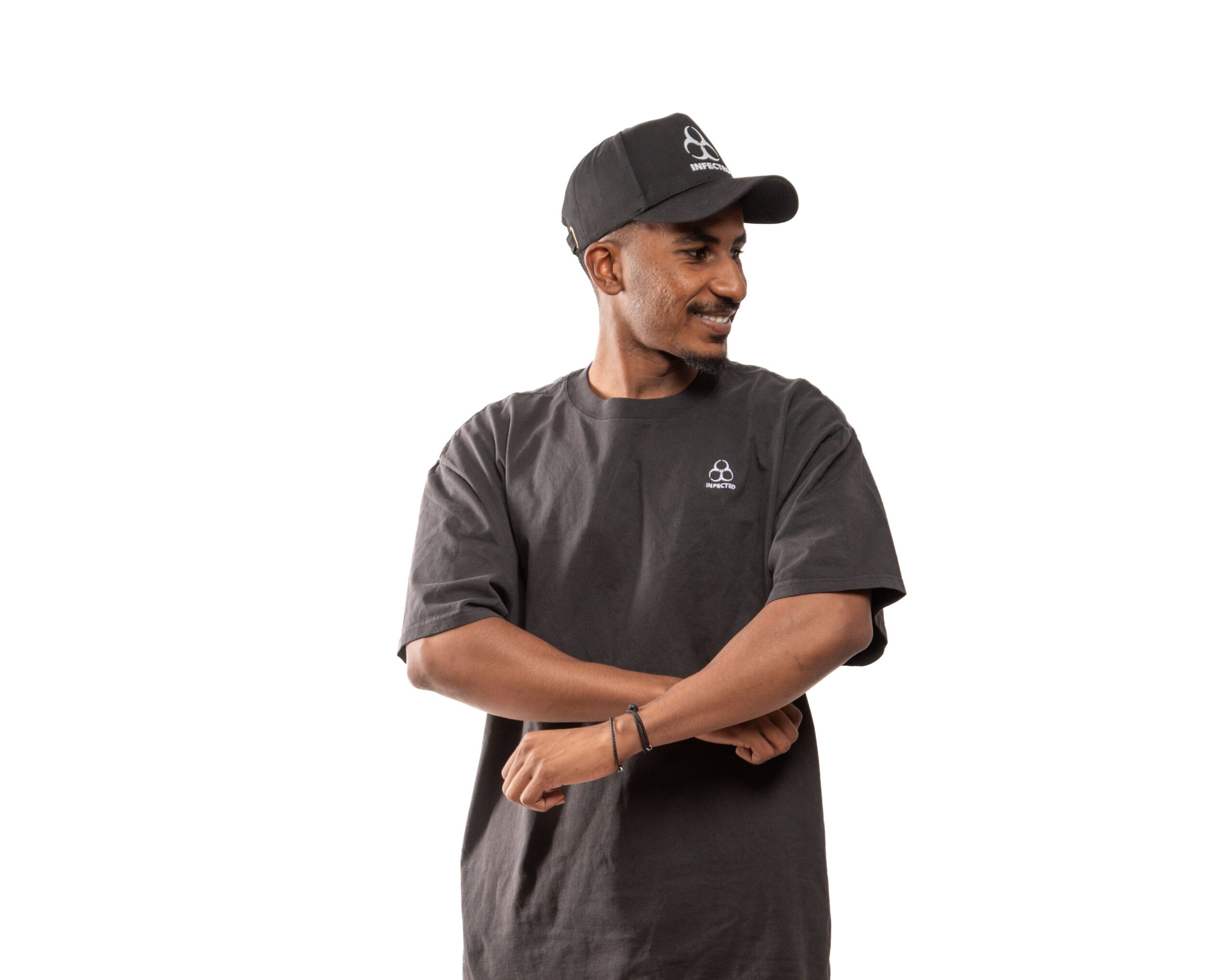 Editorial de camiseta negra oversize