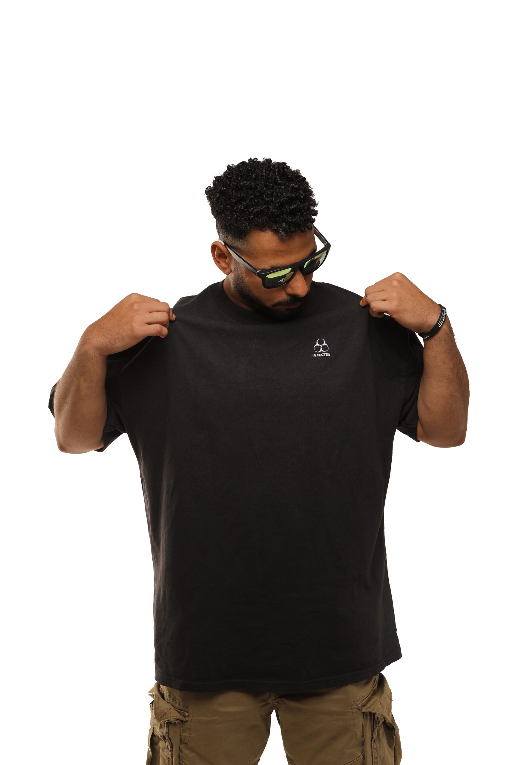 Camiseta negra NOISE en modelo